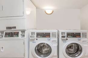 Days Inn & Suites by Wyndham Bridgeport - Clarksburg