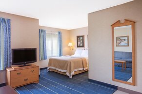 Days Inn & Suites by Wyndham Bridgeport - Clarksburg
