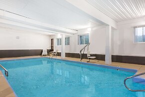 Days Inn & Suites by Wyndham Bridgeport - Clarksburg