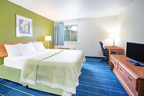 Days Inn & Suites by Wyndham Bridgeport - Clarksburg