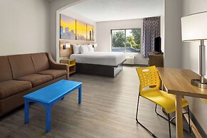 Days Inn & Suites by Wyndham Albany