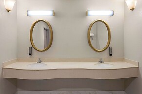 Days Inn & Suites by Wyndham Albany