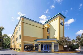 Days Inn & Suites by Wyndham Albany