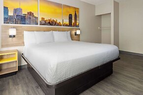 Days Inn & Suites by Wyndham Albany