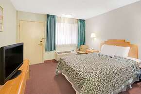 Tree Inn & Suites Albuquerque.