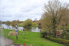 Shillingford Bridge Hotel