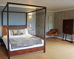 Shillingford Bridge Hotel