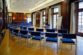 The Mandeville Hotel