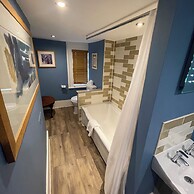 Norfolk Arms Hotel