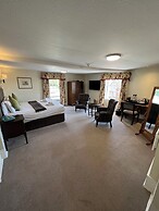 Norfolk Arms Hotel