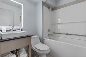 Emerald Hotel & Suites