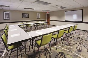 La Quinta Inn & Suites by Wyndham Detroit Metro Airport