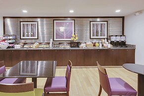 La Quinta Inn & Suites by Wyndham Detroit Metro Airport