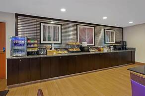 La Quinta Inn & Suites by Wyndham Detroit Metro Airport