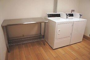 La Quinta Inn & Suites by Wyndham Detroit Metro Airport