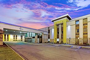 La Quinta Inn & Suites by Wyndham Detroit Metro Airport