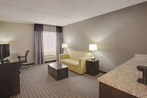 La Quinta Inn & Suites by Wyndham Detroit Metro Airport