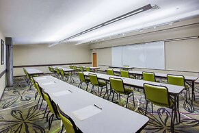 La Quinta Inn & Suites by Wyndham Detroit Metro Airport