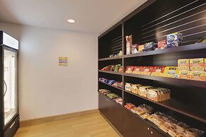 La Quinta Inn & Suites by Wyndham Detroit Metro Airport