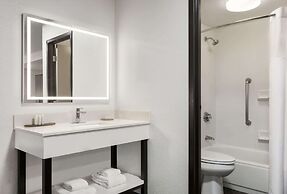 La Quinta Inn & Suites by Wyndham Cleveland Airport West