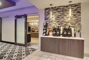 La Quinta Inn & Suites by Wyndham Cleveland Airport West