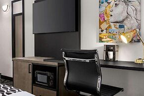 La Quinta Inn & Suites by Wyndham Cleveland Airport West