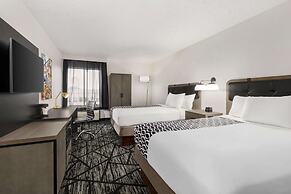 La Quinta Inn & Suites by Wyndham Cleveland Airport West