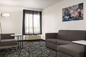 La Quinta Inn & Suites by Wyndham Cleveland Airport West