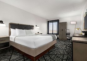 La Quinta Inn & Suites by Wyndham Cleveland Airport West