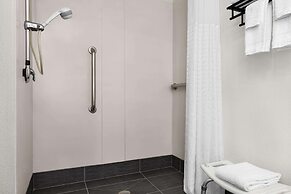 La Quinta Inn & Suites by Wyndham Cleveland Airport West
