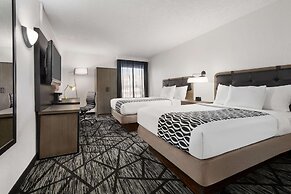 La Quinta Inn & Suites by Wyndham Cleveland Airport West
