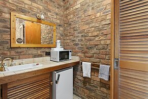 The Settlement Historic Hotel