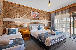 The Settlement Historic Hotel