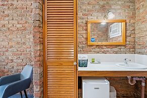 The Settlement Historic Hotel