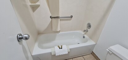 Oakridge Inn & Suites