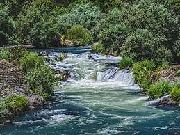 Oakridge Inn & Suites