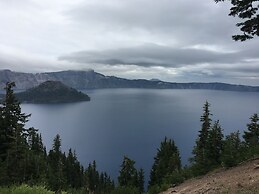 Oakridge Inn & Suites