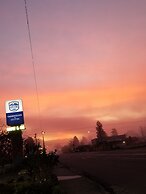 Oakridge Inn & Suites