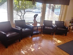 Oakridge Inn & Suites