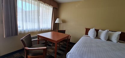 Oakridge Inn & Suites