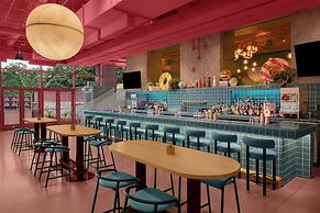 Downright Austin, A Renaissance Hotel