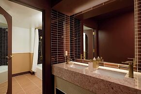 Downright Austin, A Renaissance Hotel