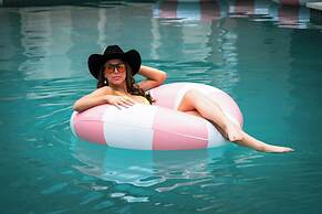 Downright Austin, A Renaissance Hotel