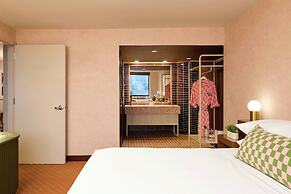 Downright Austin, A Renaissance Hotel