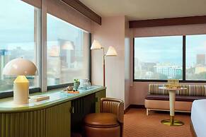 Downright Austin, A Renaissance Hotel