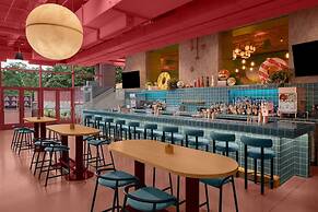 Downright Austin, A Renaissance Hotel