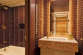 Downright Austin, A Renaissance Hotel