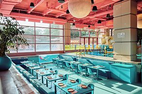 Downright Austin, A Renaissance Hotel