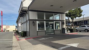 Studio 6 Corona, CA - West