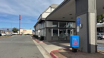 Studio 6 Corona, CA - West